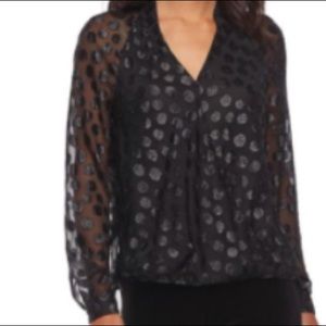 Jennifer López- Drape front blouse